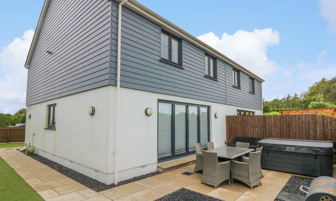 Woolacombe Cottage | 9 COASTGUARD COTTAGES, pet friendly, with hot tub in Woolacombe