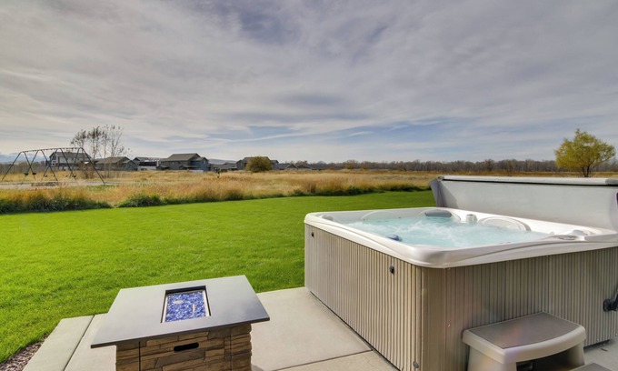 Four Corners House | 9 Mi to Downtown: Bozeman Vacation Home w/Hot Tub