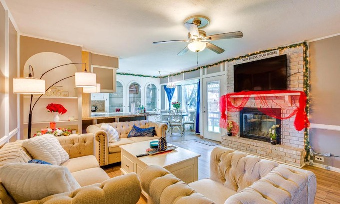 South Side House | 9 Mi to Dtwn Spacious Retreat in Corpus Christi!