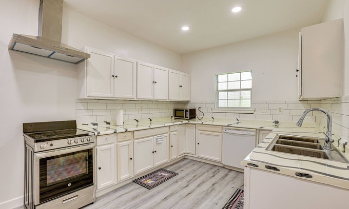 Houston Apartment | 9 Mi to Old Town Spring: Suburban Stay in Houston!