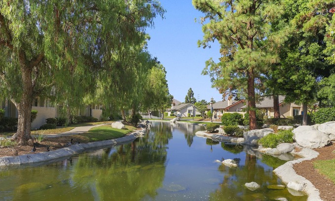 Irvine Research Center Condo | 9 miles from beach, 9 mins to Irvine Spectrum!