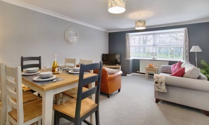 Brandesburton Cottage | 9 ORCHARD MEWS, pet friendly, with a garden in Brandesburton