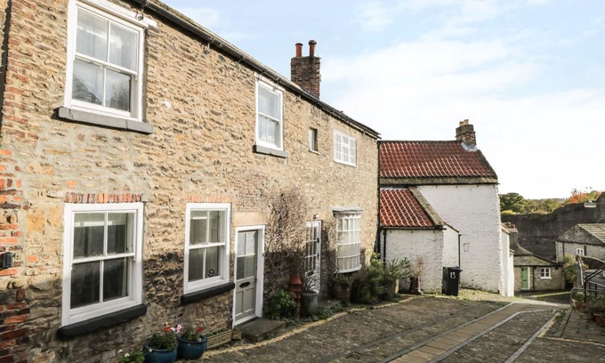 Richmond Cottage | 9 TOWER STREET, pet friendly, with open fire in Richmond