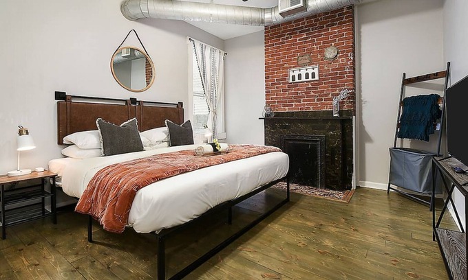 East Allegheny Apartment | 918 James #1 · King & Queen Beds