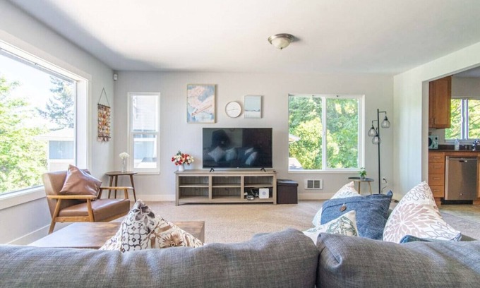 Rainier Valley House | 9852 Entire · Panoramic Lake View 3800+ sqft House in Oasis