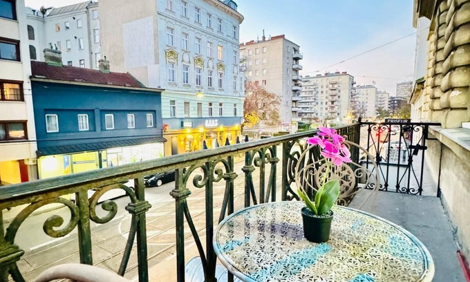 Brigittenau Apartment | 9BR Apt for 18P Walk to Augarten