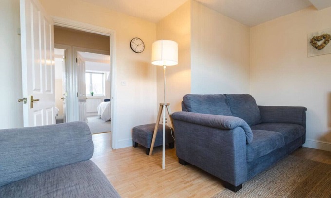 Swindon Apartment | 9FC Apartment 2 Bedroom Sleeps 4 Long Stay Disc