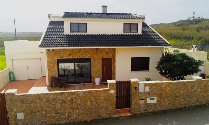 Praia de Santa Cruz Villa | A 1 Minuto a pé da Praia! Casa Familiar com Piscina, Jardim e Terraços