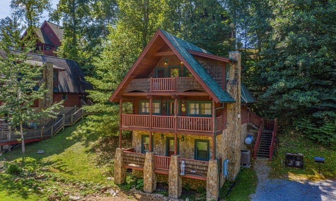 Sevierville Cabin | A Beary Nice Cabin-Close to Tanger Outlets