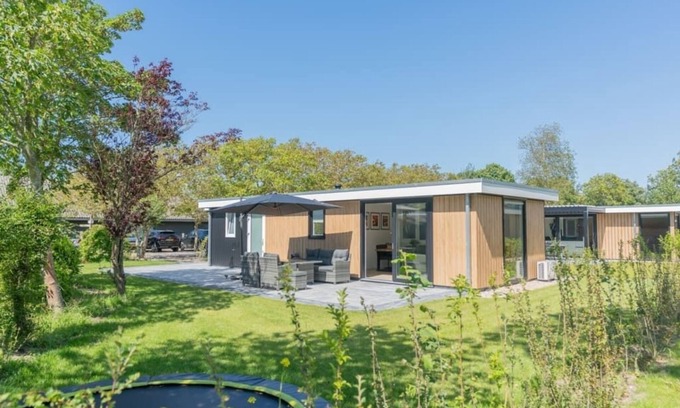 Burgh-Haamstede House | A beautiful chalet for 4 people, perfect for a carefree holiday! Top location at the front of the pa