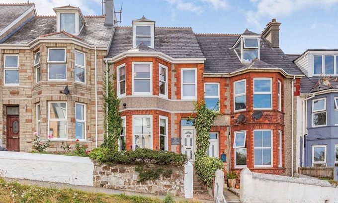 Newquay Cottage | A beautiful large terraced house within 5 minutes walk to the beach and town.