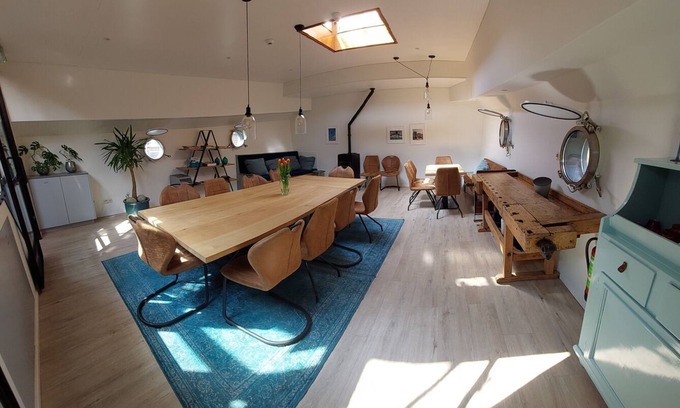 Stadsdriehoek Boat Rental | A beautiful vacation 'house' on the water in Rotterdam center