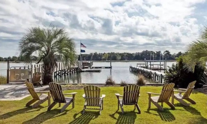 Morehead City House | A Block from the Dock in Beau Coast Classic