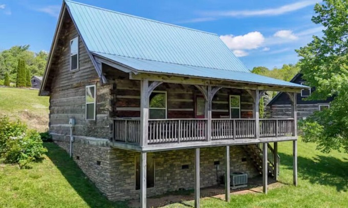 Vesta Cabin | A Blue Ridge Haven! Cozy, contemporary log cabin by Dan River, wineries, mtns!