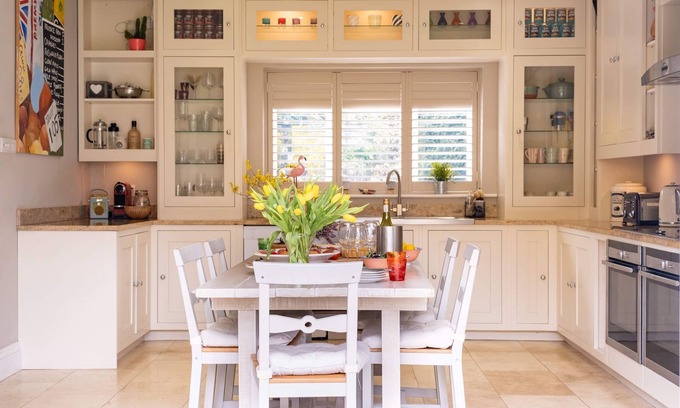 New Forest District Cottage | A bright & cheery home perfect forest-filled adventures.