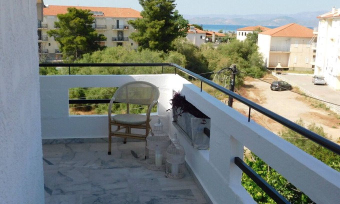 Paralio Astros Apartment | A Bright Home-Away-From-Home with big balcony, Castle view and Netflix!