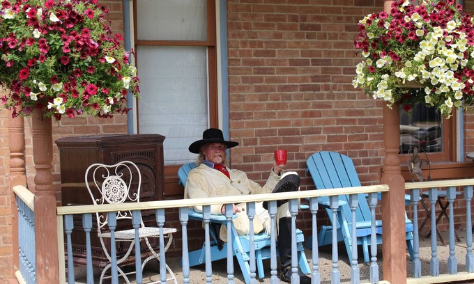 Custer House | A/C! BIG Rooms! Lots of Space! Porch and Patio with gas fire table! Value!
