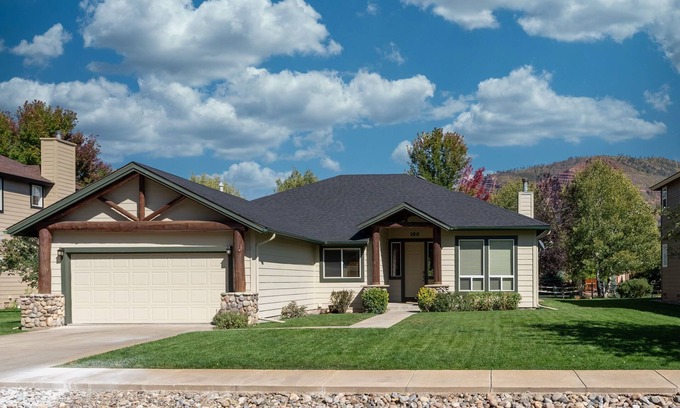 Dalton Ranch House | A/C, Hot Springs and Golf Close, Dalton Ranch!