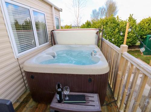 Welton Other | A & C Lodge plot 41 - HOT TUB - 1 double bedroom- 1 twin room 2 bathrooms 4 pm check in NO COMMERCIAL VANS - PLOT 41 Check in 4 pm 41 pet friendly