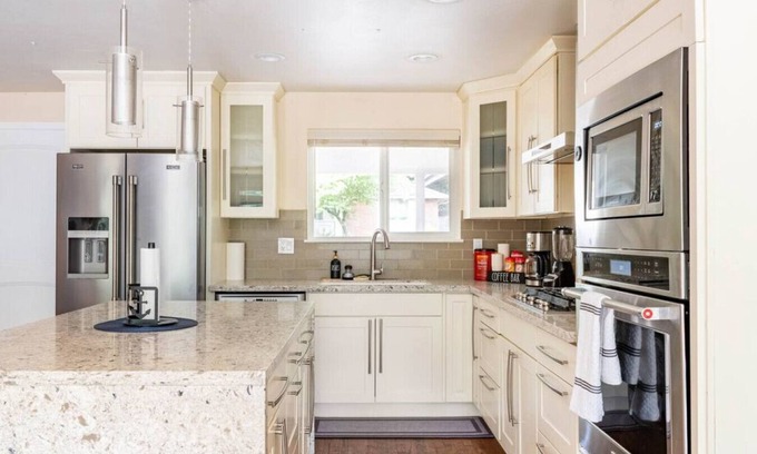 Grass Lawn House | A Calm Retreat with a chef's kitchen, Hot Tub and close to a Golf Course