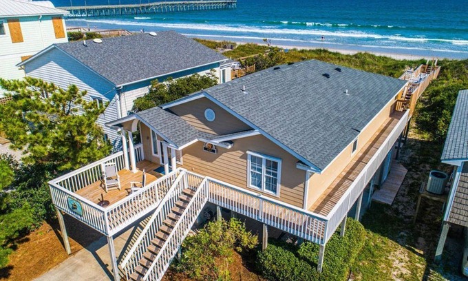 Topsail Beach House | A Charm of Finches | Pet Friendly, Walk to Beach!