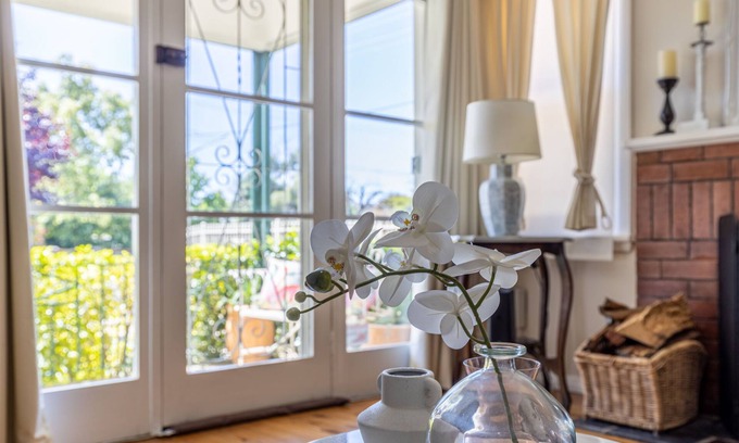 Dubbo House | A charming Cottage Home located just a short walk from Dubbo CBD.