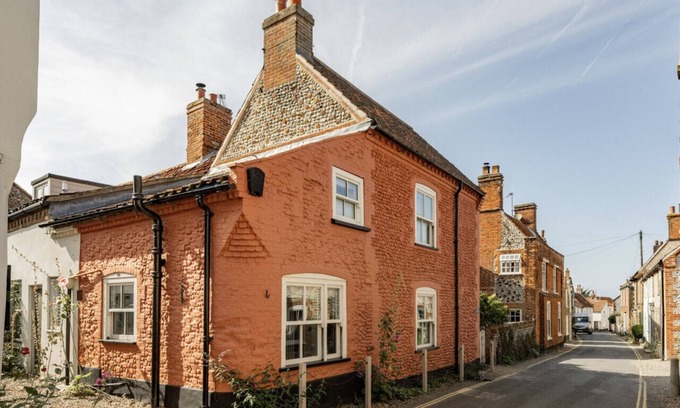 Holt Cottage | A charming former fishermans cottage