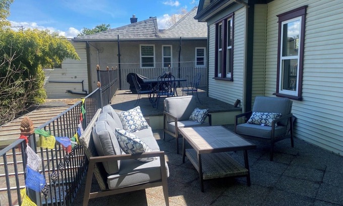 Strathcona House | A charming summer stay in a quiet neighbourhood close to downtown.