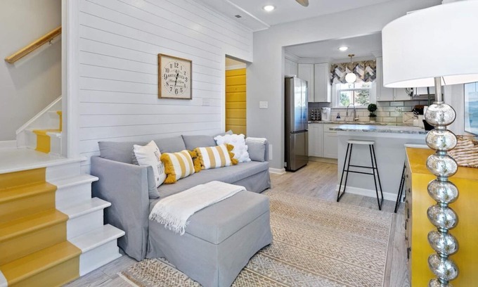 Downtown Apartment | A comfortable, downtown 1/1 perfect for the traveling employees near food, beach, and entertainment