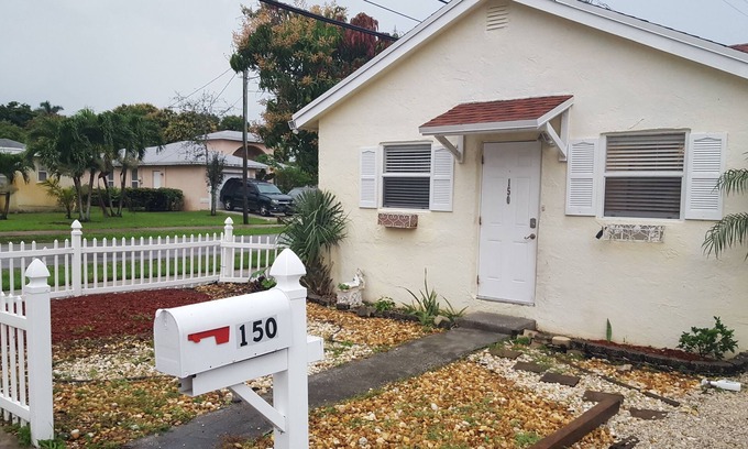 Delray Beach House | a cozy 1940 cottage in Delray Beach, FL, 3 Beds, Laundry, near Beaches & Boca