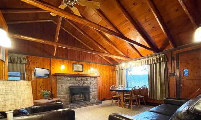 Reeders Cabin | A cozy log cabin right on the lake. Peaceful and secluded, close to the beach