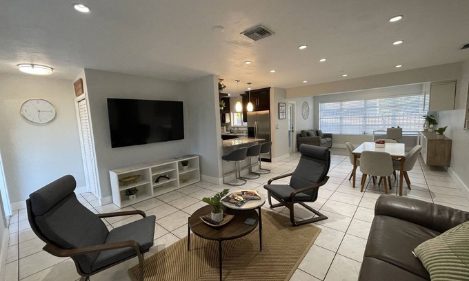 Pembroke Pines House | A Cozy Spring Escape!