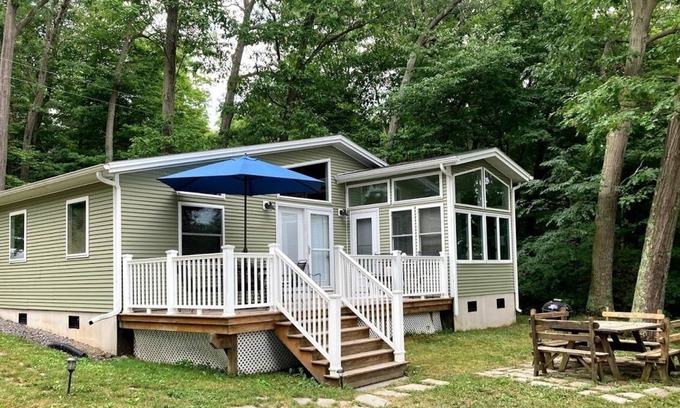 Lansing Cottage | A delightful cottage set on the east shore of Cayuga lake!