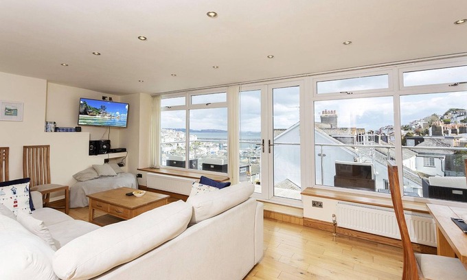 Brixham House | A few minutes’ walk from the harbour, with sea views and 7 bedrooms