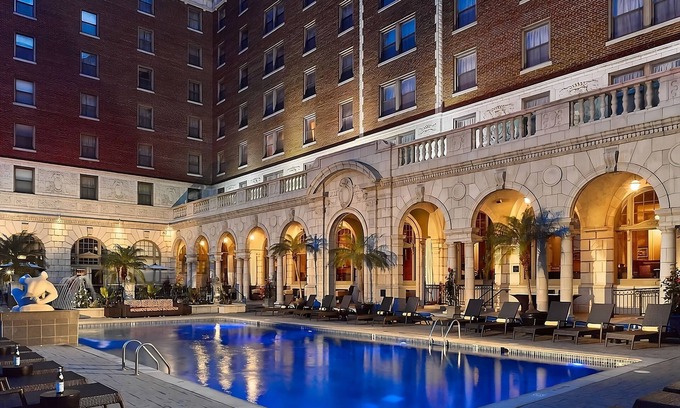 Central West End Hotel | A Few Minutes Walk from World Chess Hall of Fame! 3 Convenient Spaces, Pool!