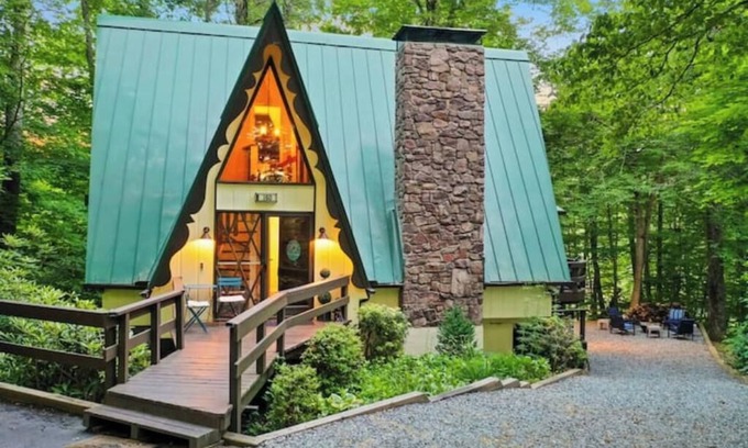 Newland House | A-Frame Cabin, Pickleball, Lake Kayaks and Arcade