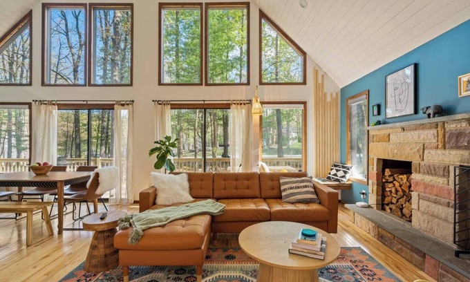 East Stroudsburg Ski Chalet | A-Frame | Ski | Hike | Firepit | Hot Tub