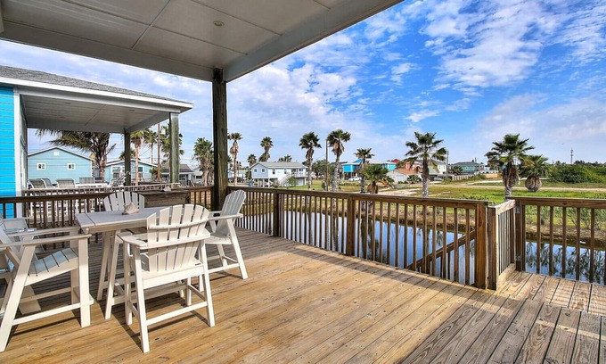 Port Aransas Condo | A fully remodeled condo overlooking a lush pond! Shared Pool! Boat Parking!