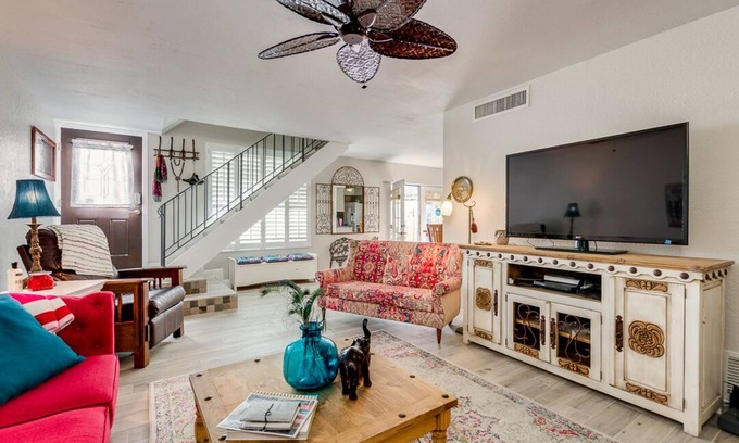 The Lakes House | A+Gem in a GREAT location!nIncludes clubhouse w/heated pool, gym, pickleball!