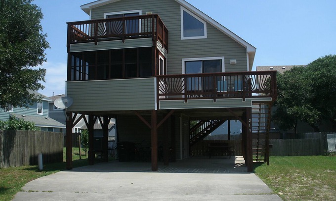 Colington House | A Great Bargin, Pet Friendly. Two & half blocks from the beach.