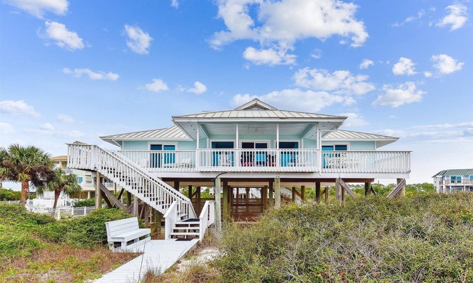 East End House | A GREAT ESCAPE is yours.beachfront! Leave the hustle and bustle of the city!