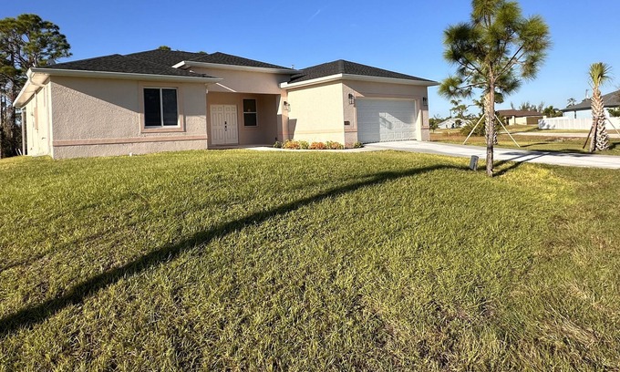 Jacarandas House | A HOME AWAY FROM HOME - Nestled in the quiet surroundings of Cape Coral Fl