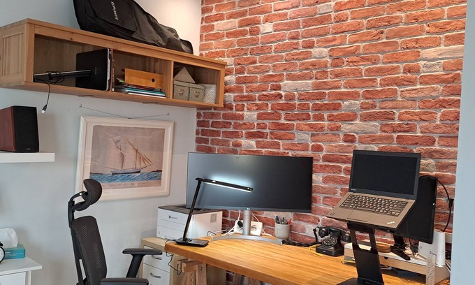 Neos Kosmos Apartment | A "Home Office" penthouse at Syngrou-Fix Metro st. High Speed Starlink Internet