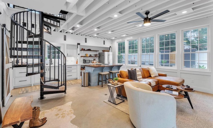 Covenant House | A Little Bit of Heaven near Rancho Santa Fe with a pool!