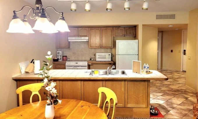 Oro-Medonte House | A lovely two-bedroom condo in Carriage Hills sleeps 8 persons