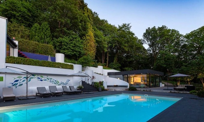 Kingswear Villa | A modernist delight with Swimming Pool.