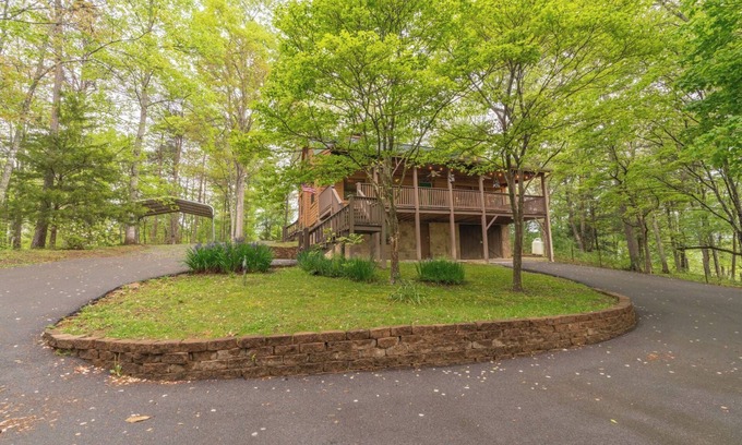 Gatlinburg - Pigeon Forge House | A Mountain Hyde-A-Way - Firepit | New Hot Tub| Wears Valley| Easy Access