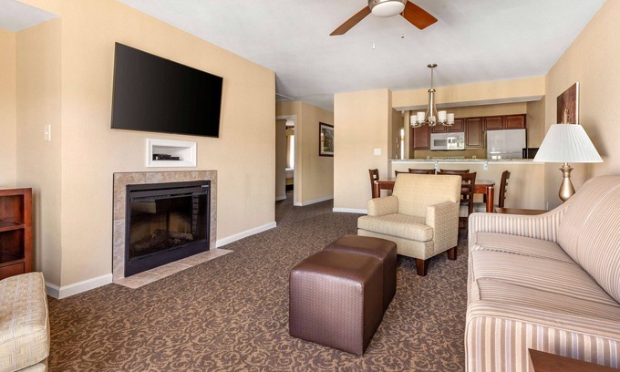 Berkeley Hotel | A Must-Experience Vacay! 2 Units w/Kitchens, Pool, Sports Courts, Free Parking!