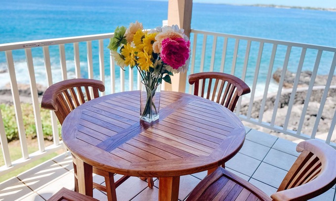 Kailua-Kona Condo | A Must See! Beautifully renovated Direct Ocean Front condo. 1 Bedroom, 1 Bath.