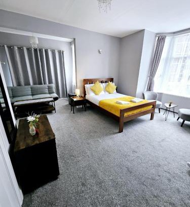 Southsea Apartment | A-N-G Apartments - Parking EV 22kW by the Beach, Canoe Lake & South Parade Pier